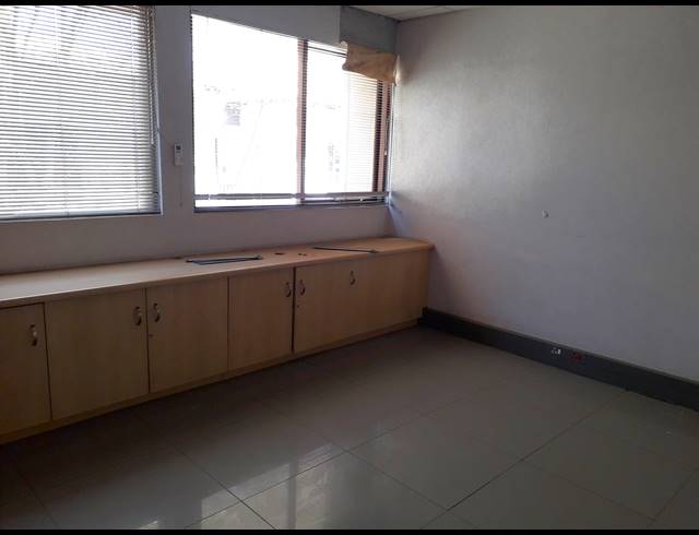 28M² CO-WORKING SPACE TO LET IN DIE HOEWES